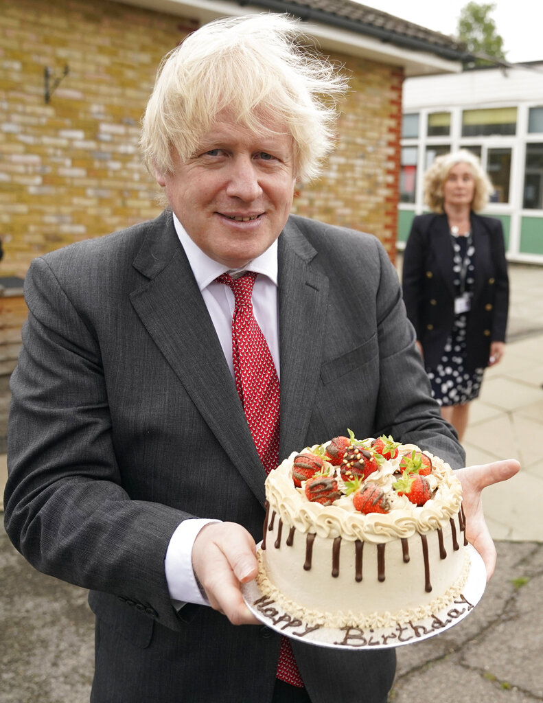 Boris Johnson met een verjaardagstaart gekregen van een school die hij die dag bezocht.